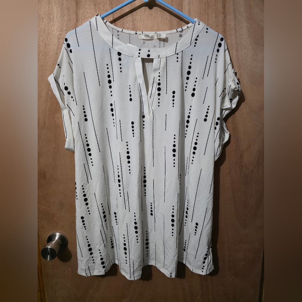 NWOT Elegant White and Black Patterned Blouse